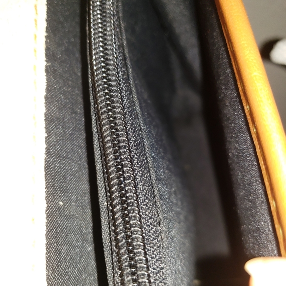 Vintage Dooney and Bourke Crossbody Bag - Picture 8 of 8